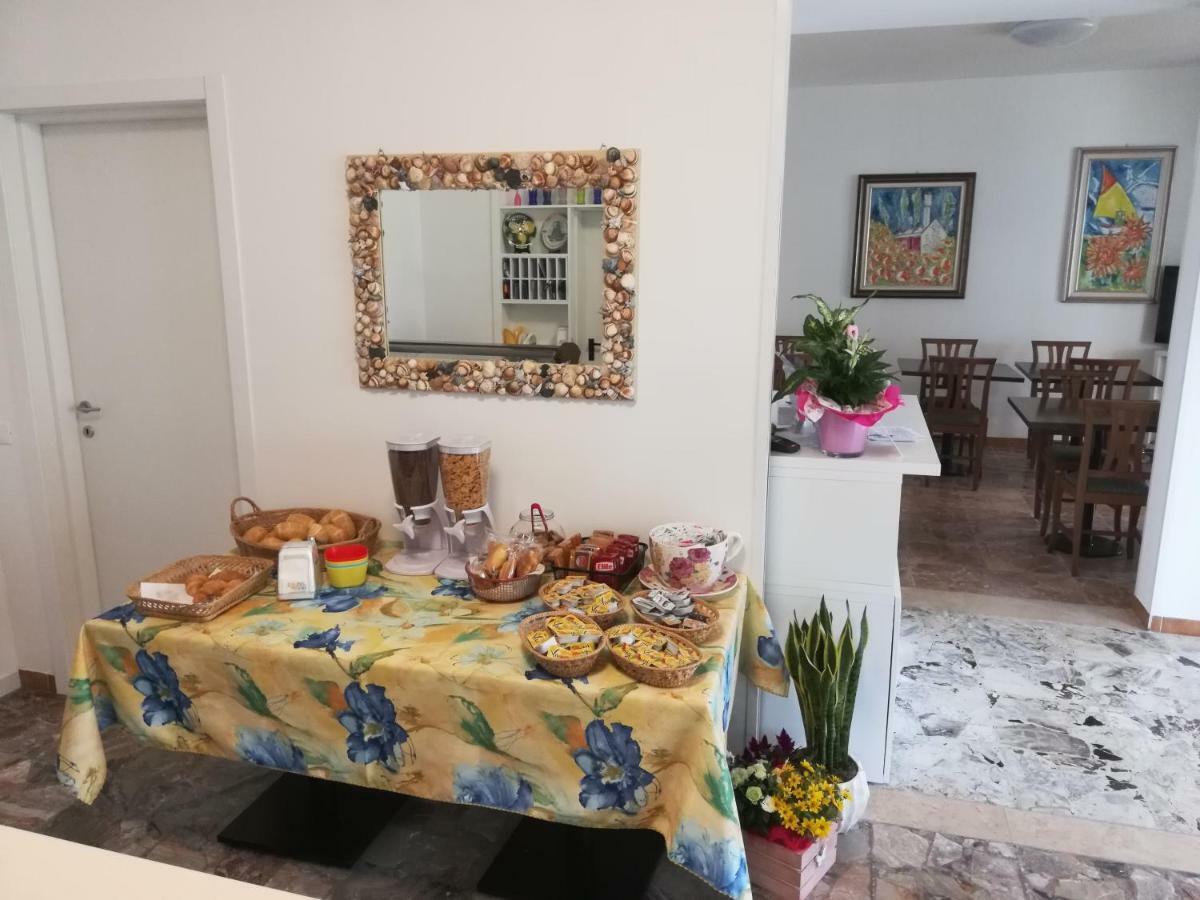 Albergo Elena Garni Каорле Экстерьер фото