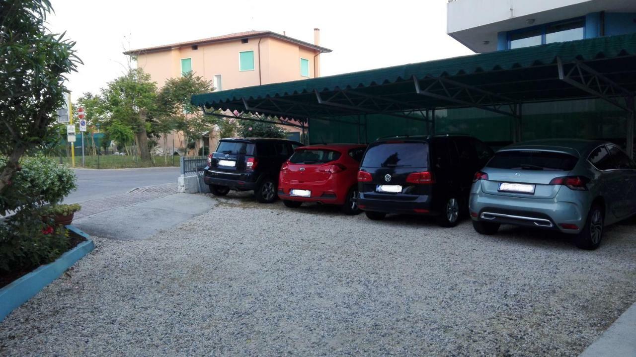 Albergo Elena Garni Каорле Экстерьер фото