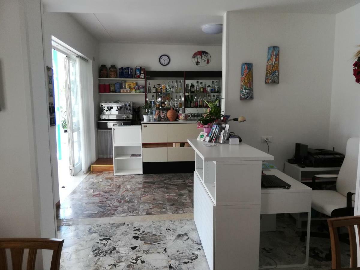 Albergo Elena Garni Каорле Экстерьер фото