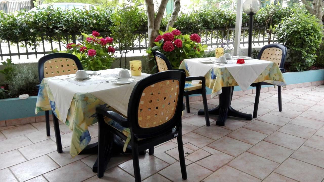 Albergo Elena Garni Каорле Экстерьер фото